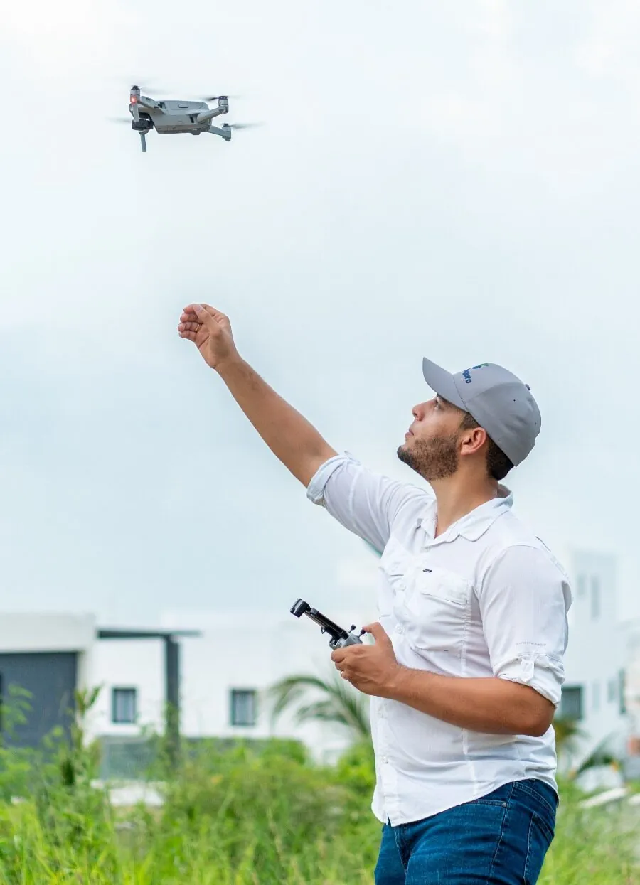 Juan Alexis Cedeño volando un dron para un levantamiento