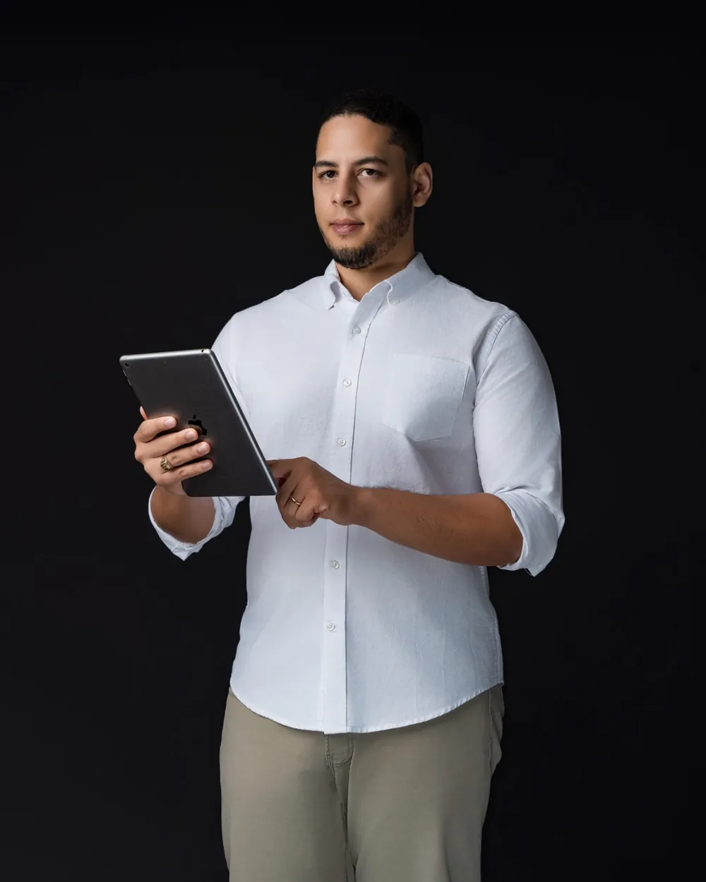 Retrato de Juan Alexis Cedeño con tableta de inspección